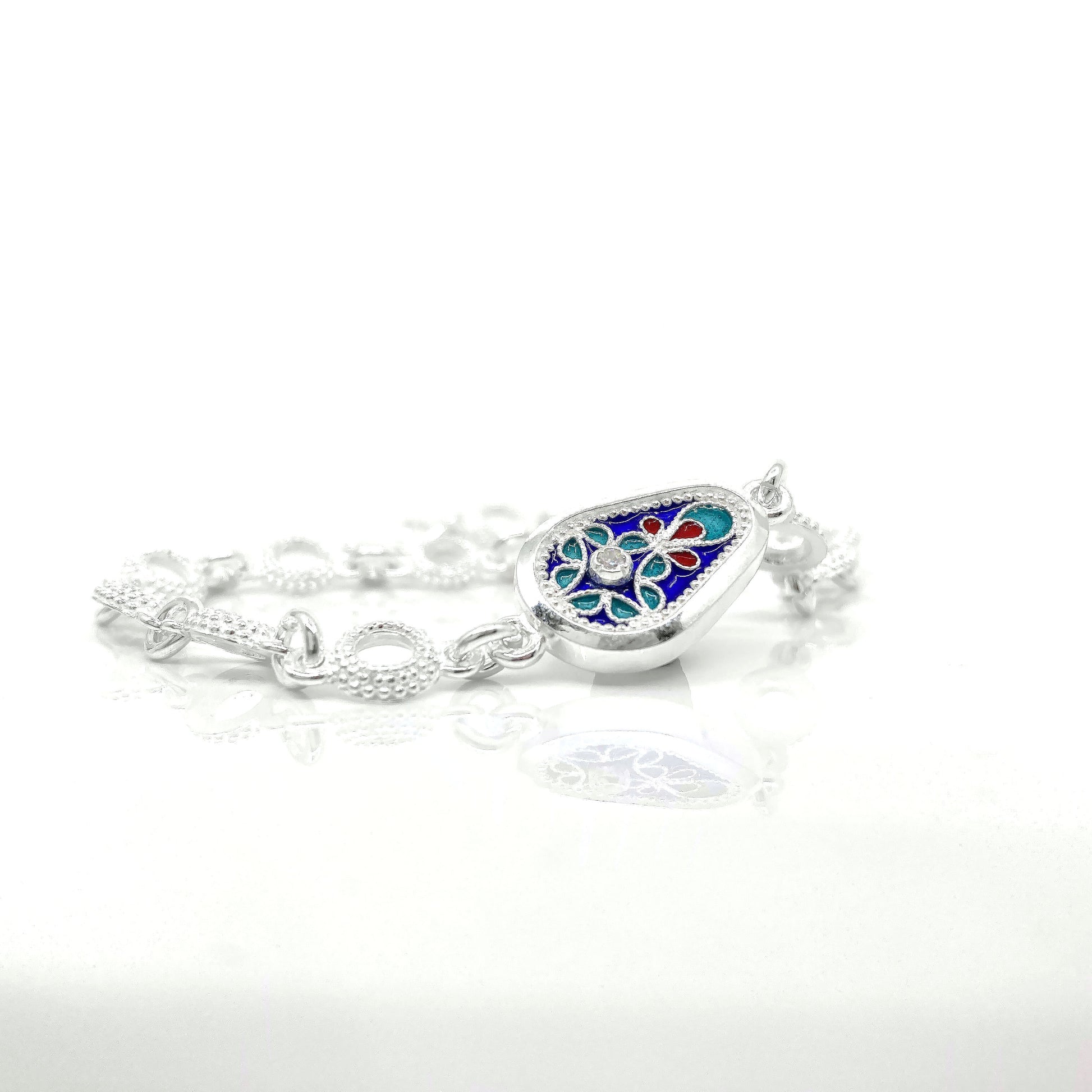 კოლექცია „ანბანის ყვავილი“ მგრძნობიარე ქალისთვისაა - ვინც სიტყვასაც და ბუნების სილამაზესაც სიფაქიზით ეკიდება. დაწერე შენი სილამაზე!