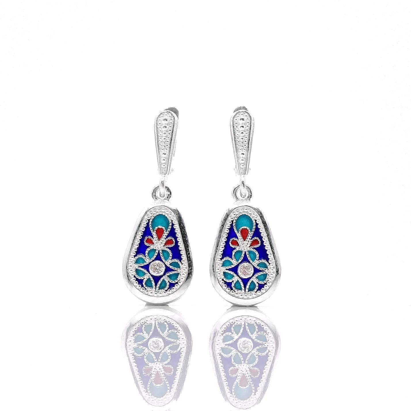 კოლექცია „ანბანის ყვავილი“ მგრძნობიარე ქალისთვისაა - ვინც სიტყვასაც და ბუნების სილამაზესაც სიფაქიზით ეკიდება. დაწერე შენი სილამაზე!