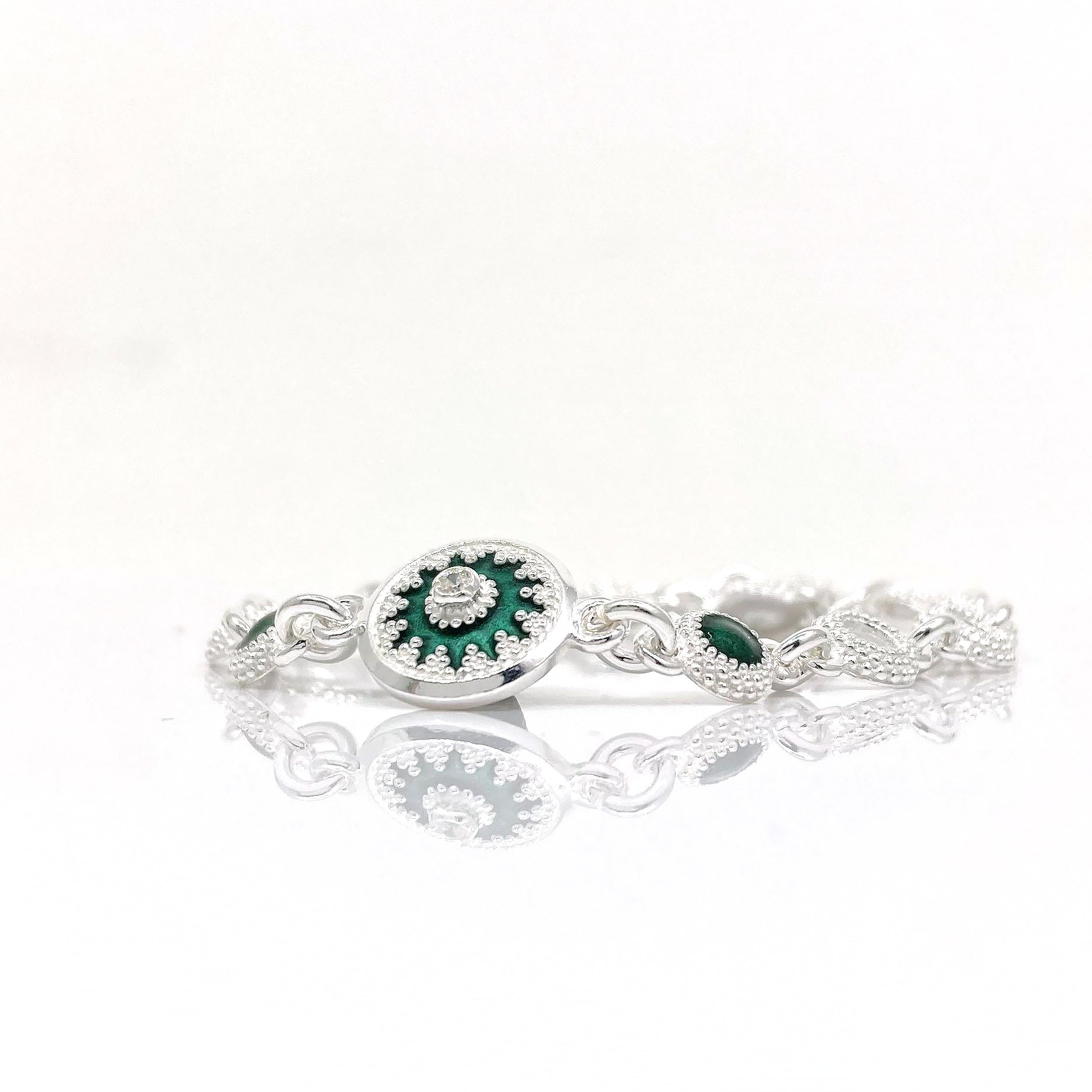 სანამ მზე ამოვა, სამყარო ყველაზე სუფთაა... კოლექცია "განთიადის ნამი" ბუნების ამ მისტიური მომენტით არის შთაგონებული. ბუნება იღვიძებს და ყველაფერი ახალი ფურცლიდან იწყება