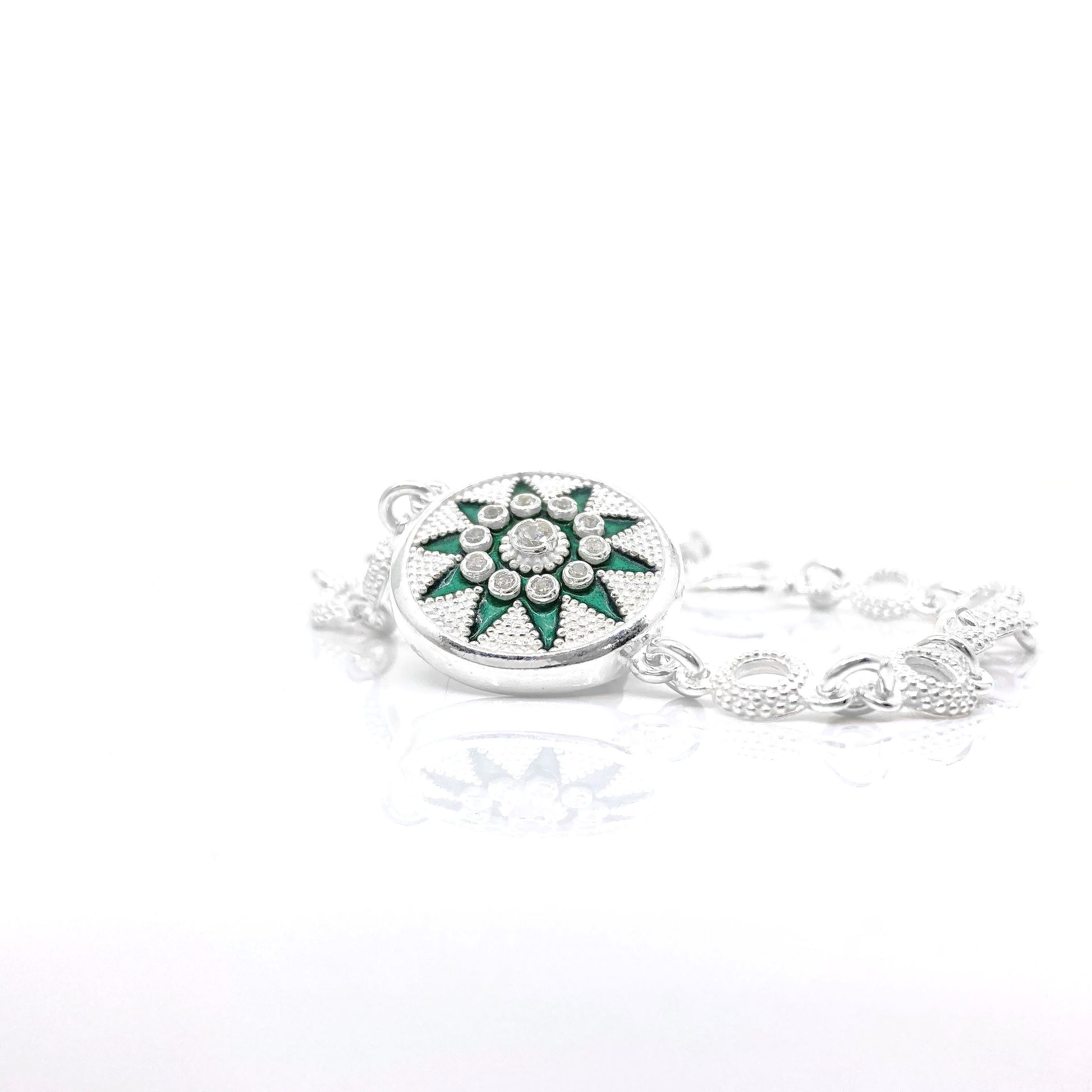 კოლექცია "სამეფო კარი" შექმნილია მათთვის, ვინც საკუთარ ისტორიას თავად წერს და ვისი სტატუსიც შინაგანი სიძლიერით განისაზღვრება.