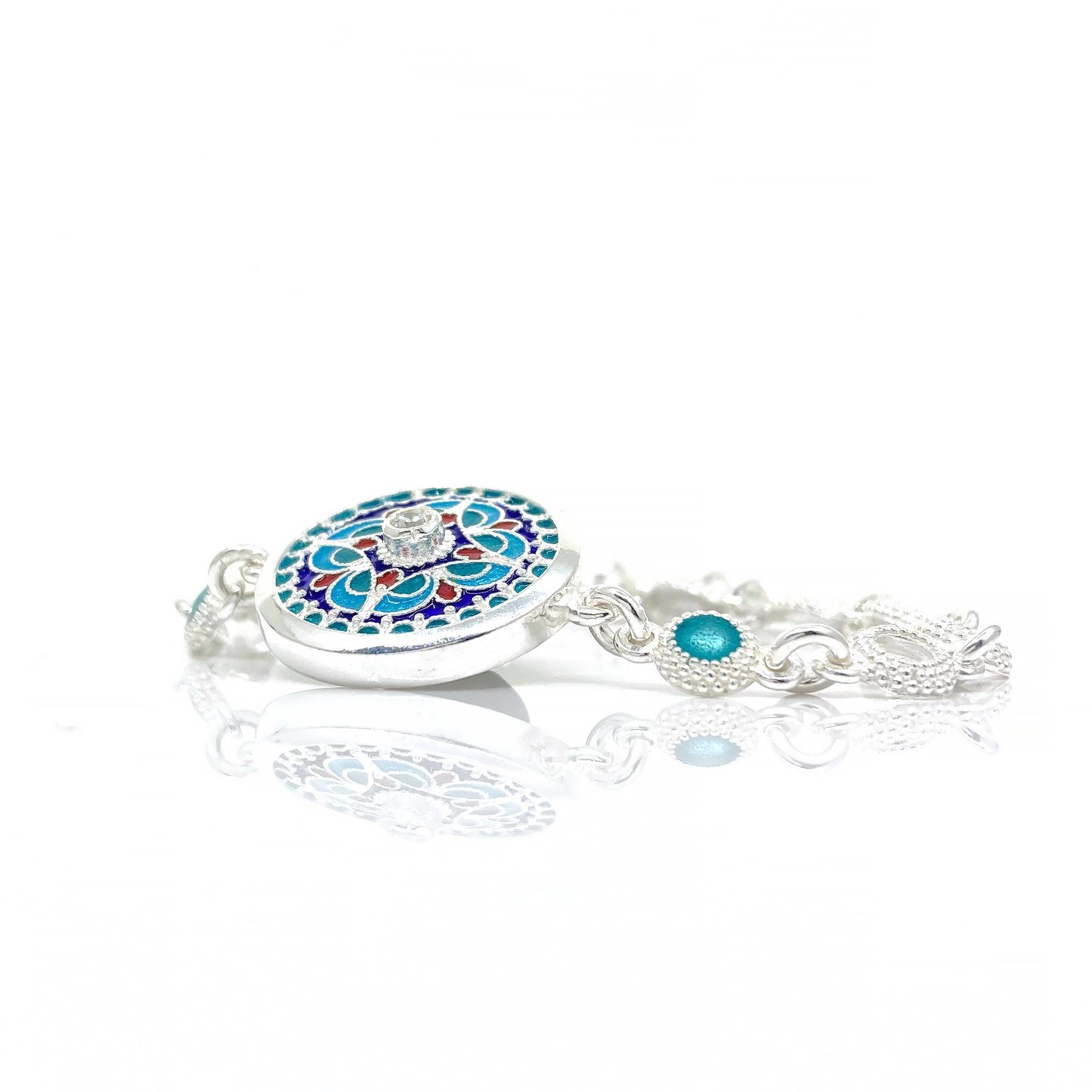 არსებობს თქმულება თამარ მეფის ჯადოსნურ ბაღებზე, სადაც უიშვიათესი ყვავილები მთელი წლის განმავლობაში ყვაოდნენ. ეს კოლექცია სწორედ ამ ლეგენდარული, დაკარგული სამოთხის შთაგონებით შექმნილი სრულყოფილი და მონუმენტური განსახიერებაა.