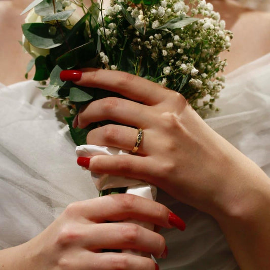 ნიშნობის ბეჭედი ხელზე, ოქროსა და მინანქრის ბეჭედი ყვავილებით