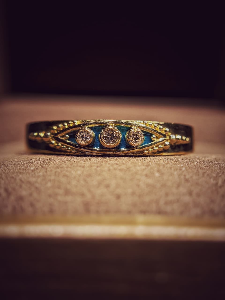 ნიშნობის ბეჭედი ბრილიანტით ცვრით და ჩაქცეული ლურჯი მინანქრით.