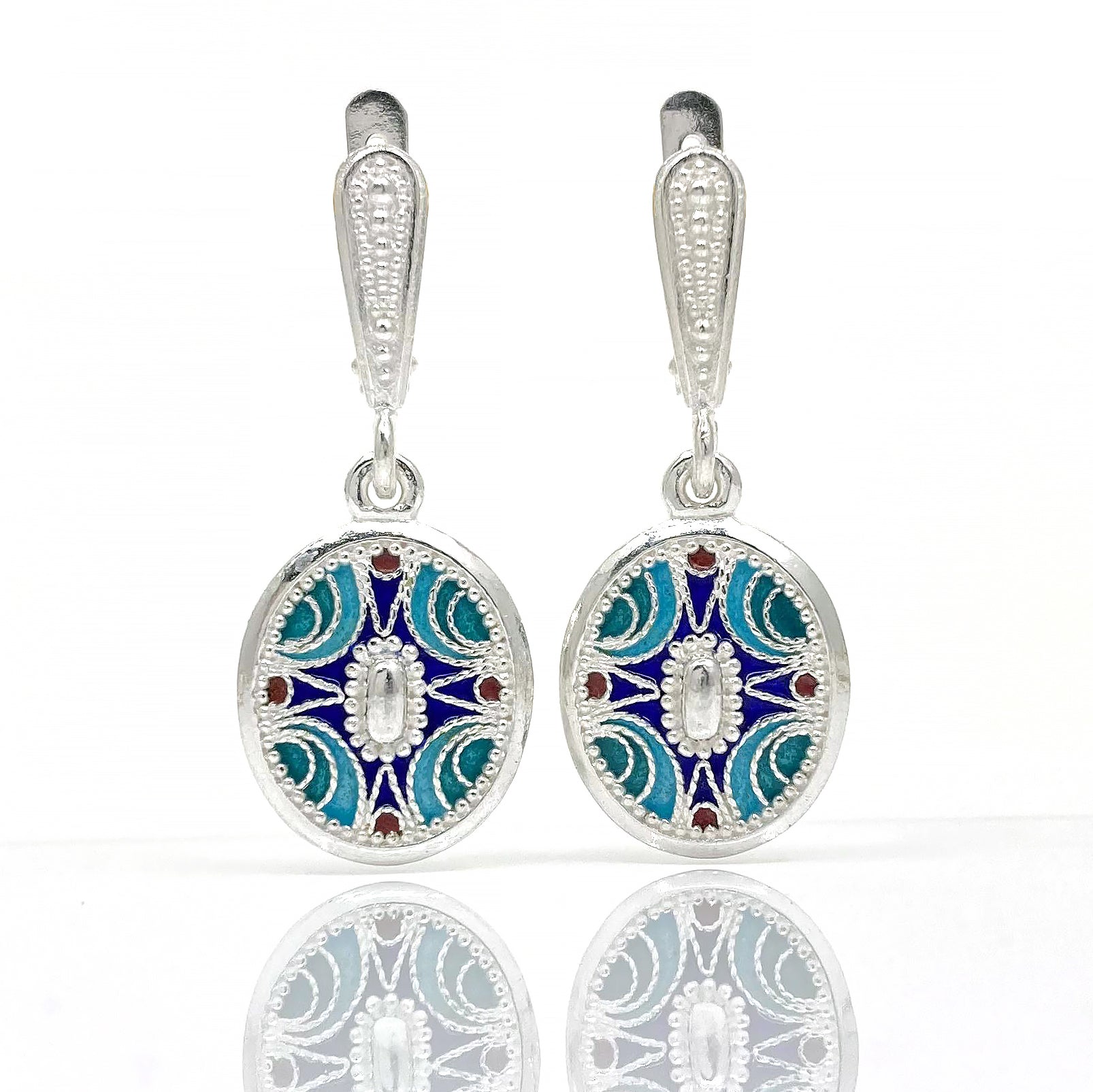 ქალაქი ,,აია”, სადაც მაგია და რეალობა ერთმანეთში ირეოდა… ამ ქალაქის დედოფლებს ჰქონიათ ჯადოსნური სარკეები, რომლებიც არა გარეგნობას, არამედ სულის სიღრმეებს და სამყაროს დაფარულ ფერებს ირეკლავდა.