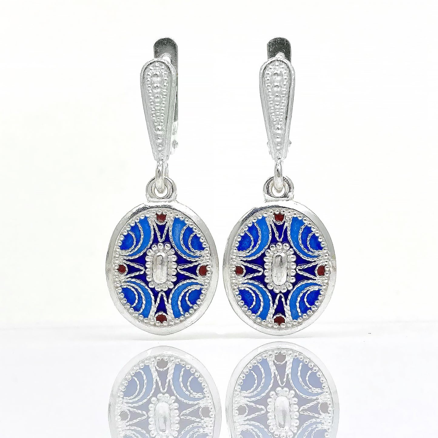 ქალაქი ,,აია”, სადაც მაგია და რეალობა ერთმანეთში ირეოდა… ამ ქალაქის დედოფლებს ჰქონიათ ჯადოსნური სარკეები, რომლებიც არა გარეგნობას, არამედ სულის სიღრმეებს და სამყაროს დაფარულ ფერებს ირეკლავდა.