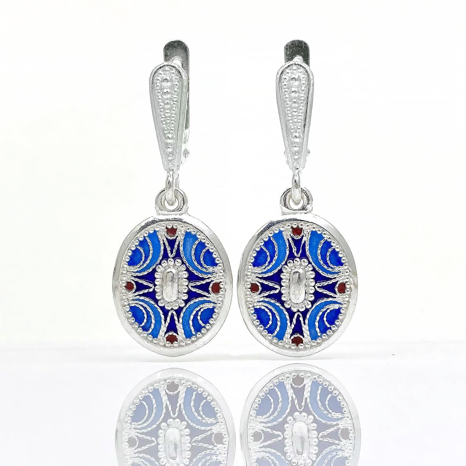 ქალაქი ,,აია”, სადაც მაგია და რეალობა ერთმანეთში ირეოდა… ამ ქალაქის დედოფლებს ჰქონიათ ჯადოსნური სარკეები, რომლებიც არა გარეგნობას, არამედ სულის სიღრმეებს და სამყაროს დაფარულ ფერებს ირეკლავდა.