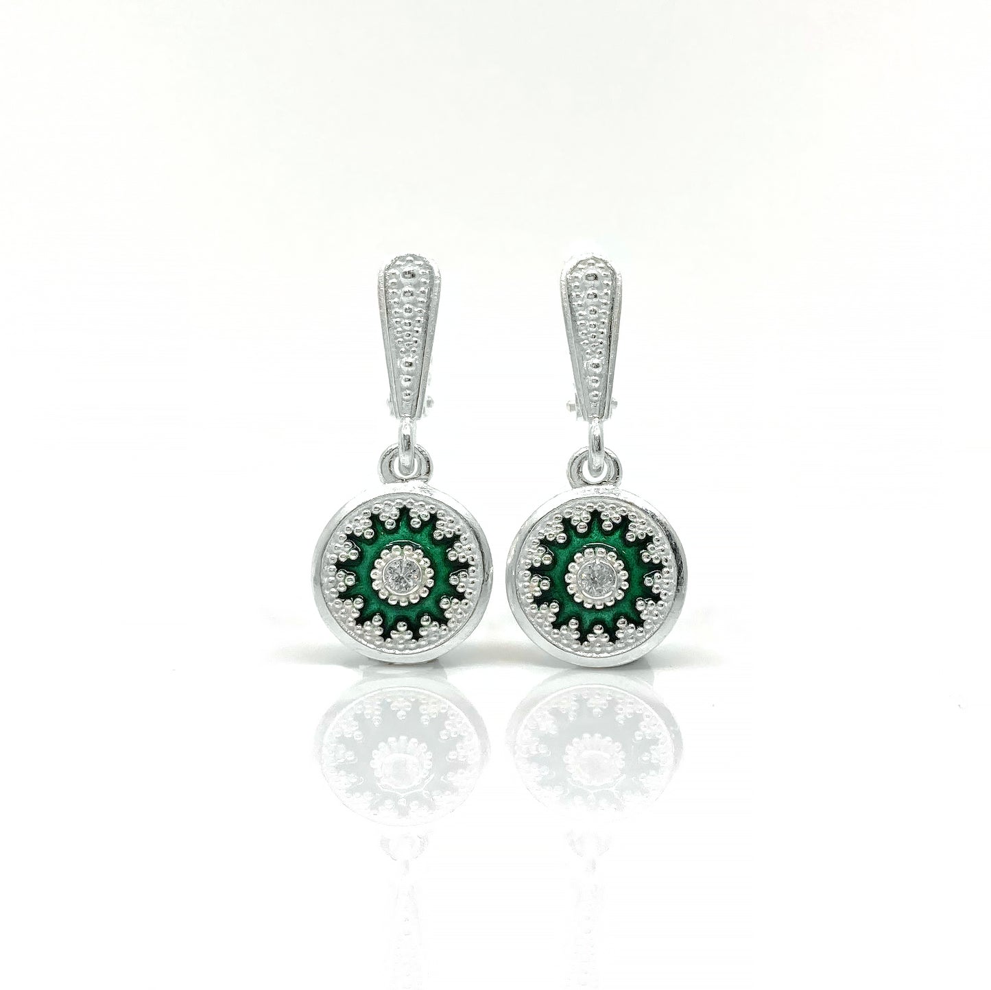 სანამ მზე ამოვა, სამყარო ყველაზე სუფთაა... კოლექცია "განთიადის ნამი" ბუნების ამ მისტიური მომენტით არის შთაგონებული. ბუნება იღვიძებს და ყველაფერი ახალი ფურცლიდან იწყება